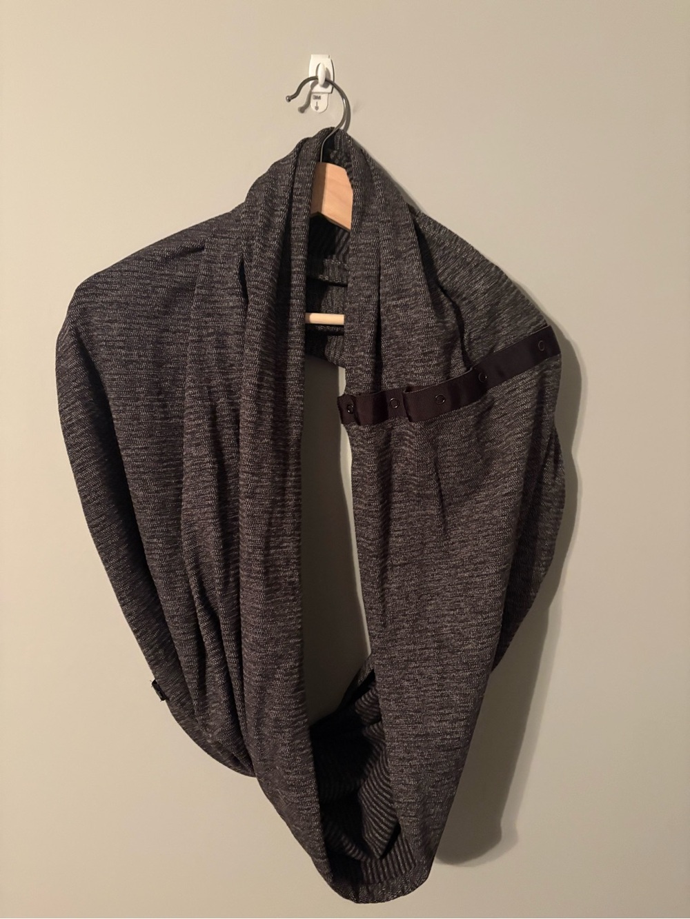 Lululemon grey and back infinity snap scarf